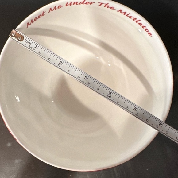 Large Porcelain Christmas Bowl "Meet me Under The Mistletoe" - Picture 5 of 5